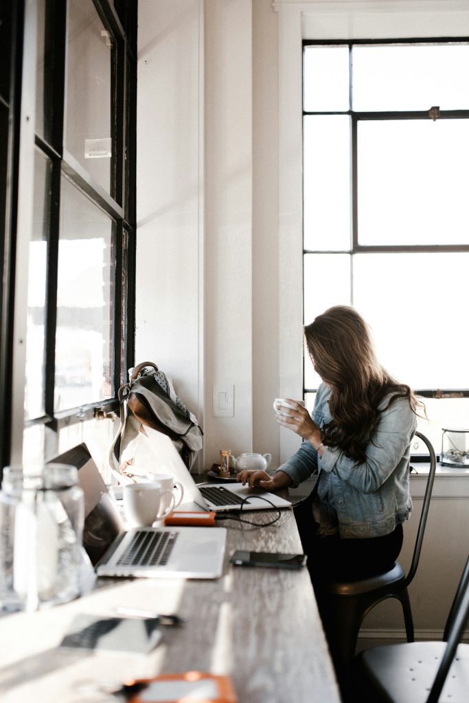 Femme ordinateur contact