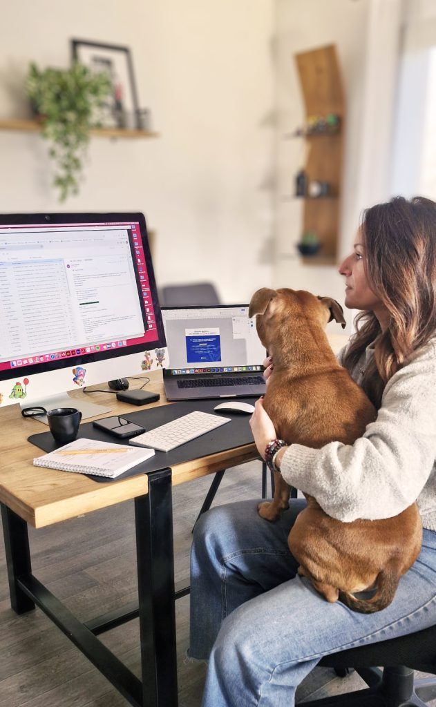 Femme Ordinateur Chien Création graphique